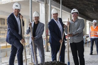 La première pierre du chantier de construction du campus de l’Ecole de Design et Haute Ecole d’Art et de l’Ecole de couture du Valais à Sierre a été posée